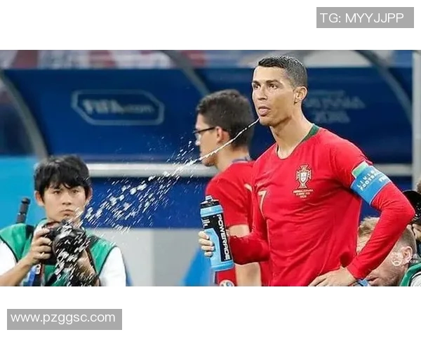 足球明星吐水瞬间高清图片大集合展现运动员真实一面