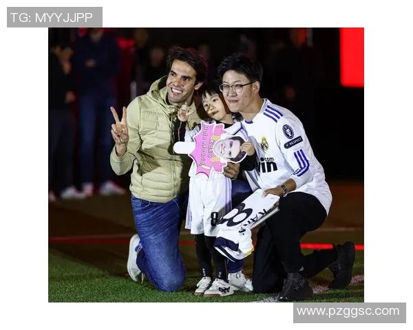 昔日足球明星退役后重返绿茵场踢球的动人瞬间与女球迷的热情互动